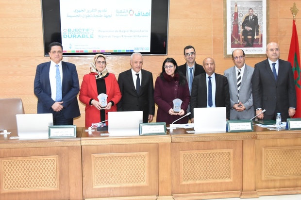 تكريم فريق العمل المكلف بإنجاز التقرير الجهوي للتنمية المستدامة تكريم فريق العمل المكلف بإنجاز التقرير الجهوي للتنمية المستدامة