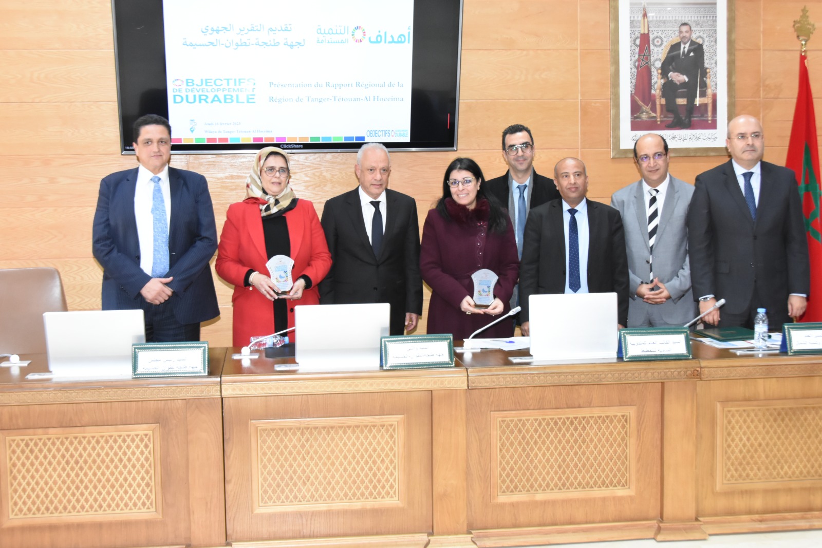 تكريم فريق العمل المكلف بإنجاز التقرير الجهوي للتنمية المستدامة تكريم فريق العمل المكلف بإنجاز التقرير الجهوي للتنمية المستدامة